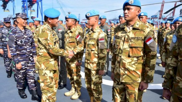 Upacara penyambutan Satgas MTF TNI di Dermaga Kolinlamil, Jakarta Utara, menunjukkan prajurit yang penuh semangat disambut keluarga dan pimpinan. ||@Puspen_TNI