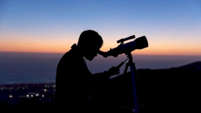 Pemantauan hilal atau rukyatul hilal yang menjadi salah satu cara menetapkan awal Ramadan. Foto: ist