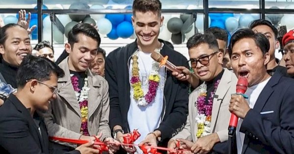 Aishar Khaled Hadiri Pembukaan PStore Makassar, Antusiasme Warga Meluap!