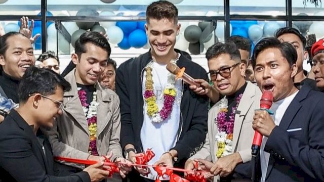 Aishar Khaled Hadiri Pembukaan PStore Makassar, Antusiasme Warga Meluap!