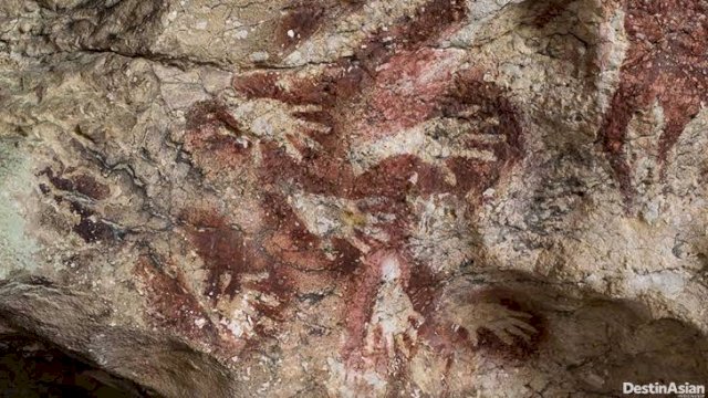 Lukisan telapak tangan manusia purba di gua Leang, Maros-Pangkep. Foto: dok