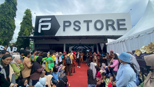 Grand Opening PStore Perintis dihadiri ribuan pengunjung yang mengantre. (Foto: Gita/HN)