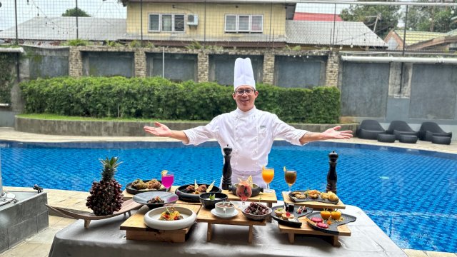Chef Harper Perintis Makassar, Haris Zestya saat menghidangkan beragam makanan buka puasa di Hotel Harper Makassar. (Foto: Ist)