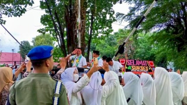 Adnan Puritcha dan Abdul Rauf Malaganni menaiki mobil terbuka, diiringi ribuan warga yang memberikan salam perpisahan penuh haru di sepanjang jalan ||handover 