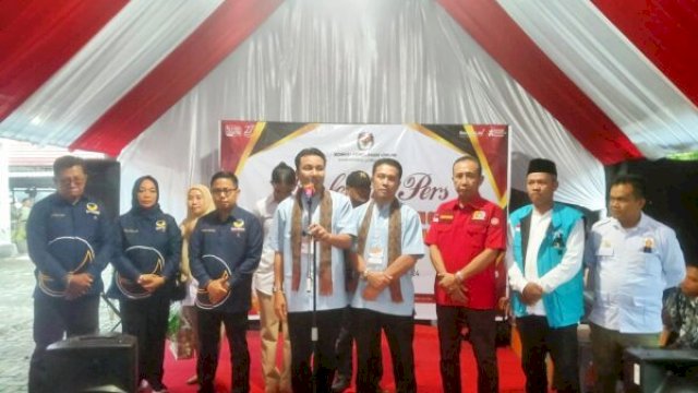 Andi Abdullah Rahim bersama Jumail Mappile saat mendaftar di KPU Lutra, ia menjanjikan pembayaran TPP ASN dan Gaji PPPK ketika terpilih menjadi Bupati dan Wakil Bupati Lutra ||Ist 