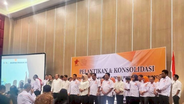 Andi Rusmiati Rustham saat menerima surat keputusan pelantikan sebagai Ketua DPC ASPRINDO Sinjai 2025-2030 dari Ketua DPW ASPRINDO Sulsel, Andi Kilat Karaka, di Gammara Hotel, Makassar ||Ist 