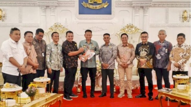 Ketua DPRD Luwu Utara, Amir Machmud (tengah), bersama rombongan saat bertemu Pj Gubernur Sulsel di Rujab Gubernur Sulsel. ||Ist 