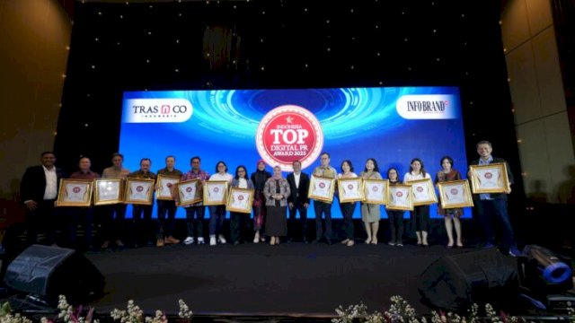 CEO INFOBRAND.ID, Susilowati Ningsih, dan CEO TRAS N CO Indonesia, Tri Raharjo, menyerahkan penghargaan Indonesia Top Digital PR Award 2025 kepada para pemenang di Golden Ballroom Hotel Sultan, Jakarta ||Ist 