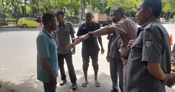 TRC Perumda Parkir Makassar Tertibkan Parkir Liar di SD Sudirman