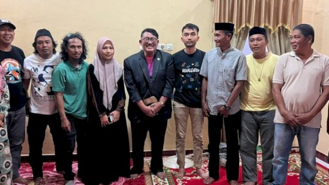 Anggota DPR RI Andi Muawiyah Ramli mengunjungi keluarga almarhum Bripka Arham, anggota Polres Sinjai yang tewas setelah meminum sabun cuci mobil ||Ist 