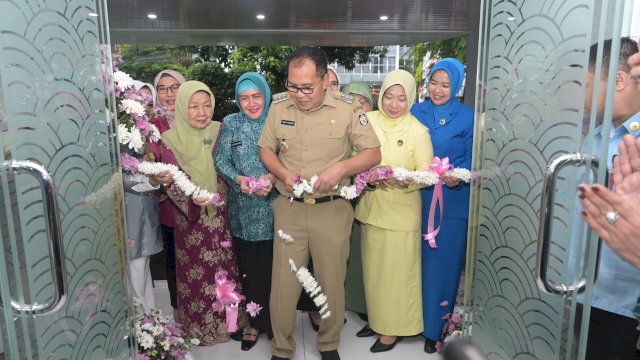 Suasana Wali Kota Makassar Mohammad Ramdhan Pomanto, saat mengunting pita peresmian gedung TP PKK Kota Makassar, Foto: Dok Humas Pemkot Makassar.