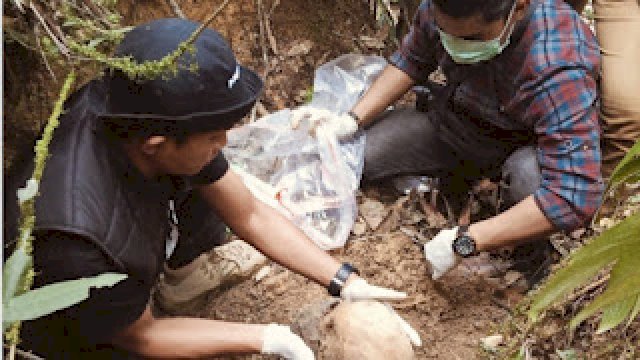 Tim kepolisian bersama warga di lokasi penemuan tengkorak manusia di Kelurahan Battang Barat, Palopo. Polisi masih menyelidiki identitas korban ||handover 