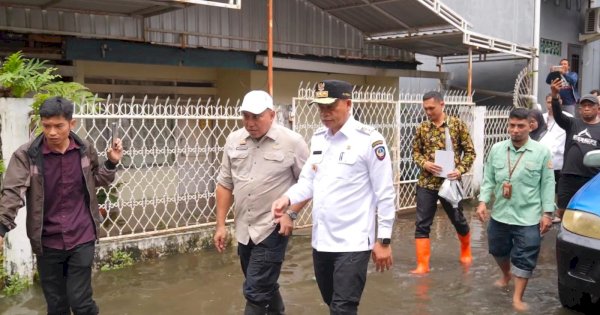 Tinjau Banjir di Manggala, Prof Fadjry Djufry Dorong Solusi Permanen