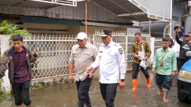 Tinjau Banjir di Manggala, Prof Fadjry Djufry Dorong Solusi Permanen