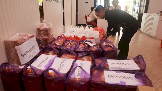 SKPD Pemkot Makassar Salurkan Ribuan Nasi Kotak untuk Korban Terdampak Banjir