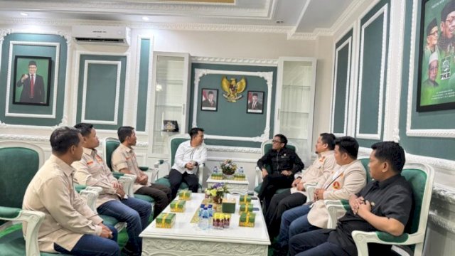 Fauzi A Wawo bersama pengurus Pemuda Muhammadiyah Sulsel. Ia menyampaikan dukungannya terhadap program kepemudaan serta berbagi gagasan untuk pengembangan organisasi. ||Ist 