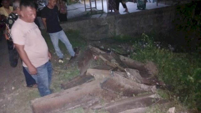 Warga Desa Busung Indah berkumpul di lokasi pemindahan besi bekas jembatan yang hilang, mendiskusikan kejanggalan prosedur yang terjadi ||Ist 