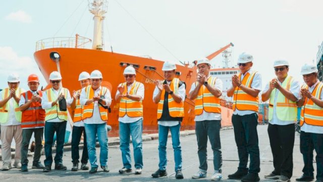 Direktur Utama PTPN IV PalmCo Jatmiko Santosa bersama jajaran melepas kapal tanker Cherry Tonda yang membawa 10.000 ton CPO bersertifikasi RSPO ke Eropa dari Pelabuhan Dumai ||handover 