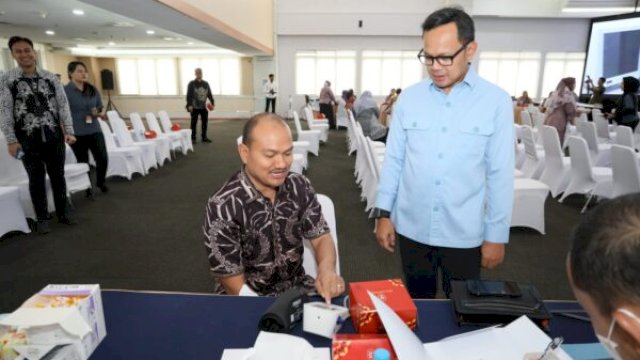 Wamendagri Bima Arya Sugiarto meninjau jalannya pemeriksaan kesehatan kepala daerah terpilih di Kantor Pusat Kemendagri, Jakarta, Minggu (16/2/2025). ||handover 