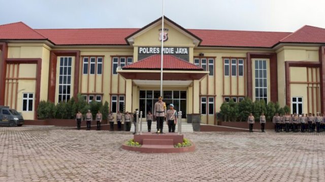 Wakapolres Pidie Jaya, Kompol Muara Uli Saut Hamonangan, memimpin upacara Hari Kesadaran Nasional di Lapangan Apel Polres Pidie Jaya pada 17 Februari 2025 ||doc_humaspolres