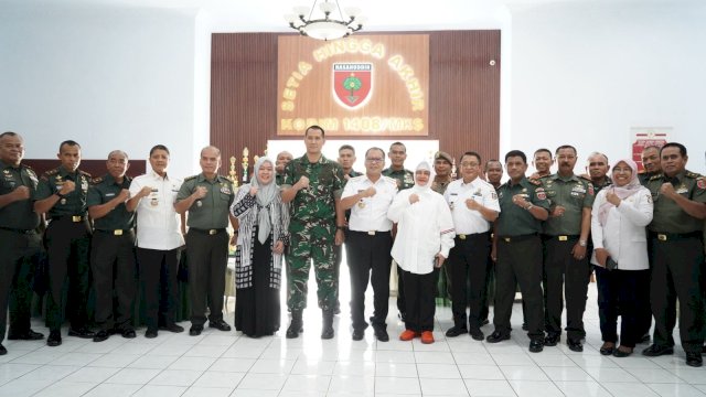 Kaban Kesbangpol Makassar Andi Bukti Djufrie, mendampingi Wali Kota Makassar Mohammad Ramdhan Pomanto Berpamitan di Kodim Makassar, Dok Kesbangpol Makassar.