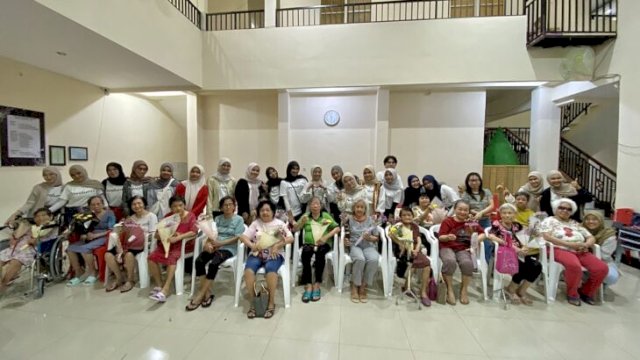 Para relawan dan oma-oma Panti Werdha Theodora berfoto bersama setelah workshop merangkai bunga ||Ist 