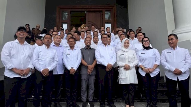 Mentan Andi Amran Sulaiman berfoto bersama Gubernur Sulsel Andi Sudirman Sulaiman, Wagub Fatmawati Rusdi, dan 22 pasangan kepala daerah terpilih se-Sulsel dalam acara silaturahmi pra pelantikan di kediamannya, Kalibata, Jakarta., Rabu (19/2/25) ||Ist
