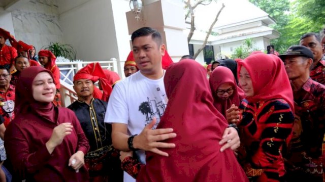 Bupati Gowa Adnan Purichta Ichsan bersama keluarga meninggalkan Rumah Jabatan Bupati Gowa setelah masa jabatannya berakhir ||Ist 