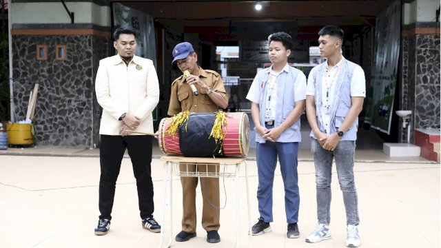 Wakasek Kesiswaan SMA Negeri 21 Makassar membuka kegiatan Paradise Volume 4.
