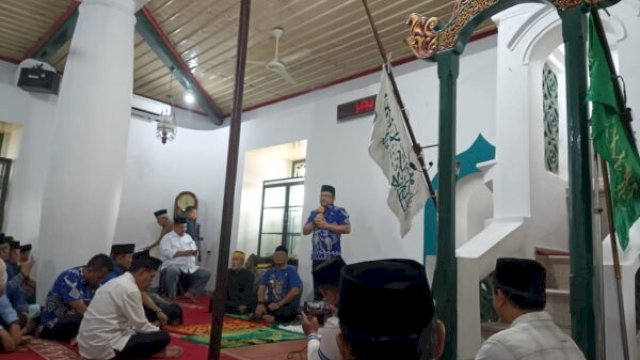 Wabup Gowa, Darmawangsyah Muin, disambut antusias warga & ASN di hari pertama kerja. Ia juga beribadah di Masjid Katangka, menegaskan Gowa sebagai daerah religius ||Ist 