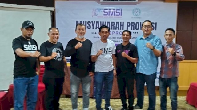 Ketua SMSI Sulsel terpilih Itol (tengah putih) berfoto bersama pengurus SMSI Parepare, Sabtu (22/2). 