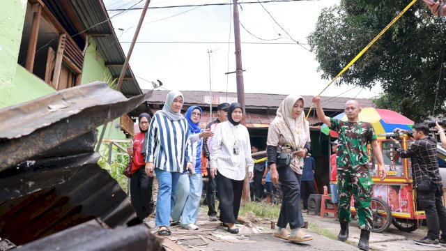 Wakil walikota Makassar Aliyah Mustika Ilham, bersama Kadinsos Makassar drg Ita Isdiana Anwar di lokasi kebakaran, Foto; HN/Sinta.