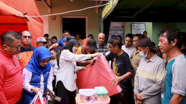 Wakil Wali (Wawali) Kota Makassar, Aliyah Mustika Ilham, salurkan bantuan kebakaran di Asrama Kesdam II XIV/HSN, Minggu (23/02/2025), Foto: HN/Sinta.