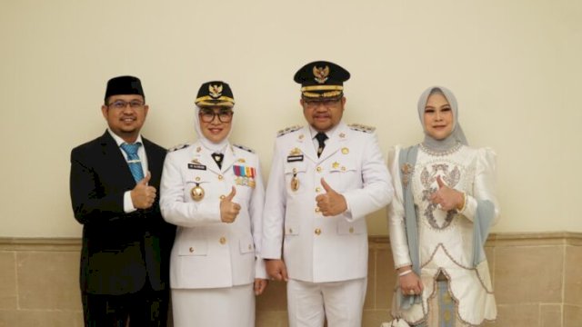 Bupati Gowa Husniah Talenrang didampingi suami & Andi Tenri Indah, istri Wabup Gowa didampingi suami tampil anggun saat menghadiri pelantikan kepala daerah di Istana Negara, mencerminkan wibawa & kepemimpinan ||Ist 