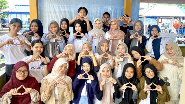 Involuntir Makassar kembali hadirkan sosial inspiratif melalui acara 'Wave to Craft: Beach Clean Up & Upcycling Plastic into Art' di Pantai Biru. Dok/HN.