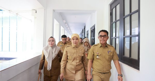 Hari Pertama Kerja, Aliyah Touring Balaikota Makassar