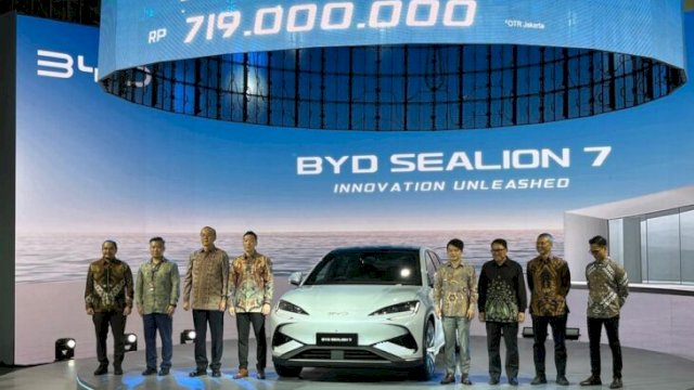 BYD Sealion 7 tampil elegan di IIMS 2025, menarik perhatian dengan desain futuristik, fitur canggih, dan performa luar biasa di segmen SUV listrik ||doc_bydindonesia