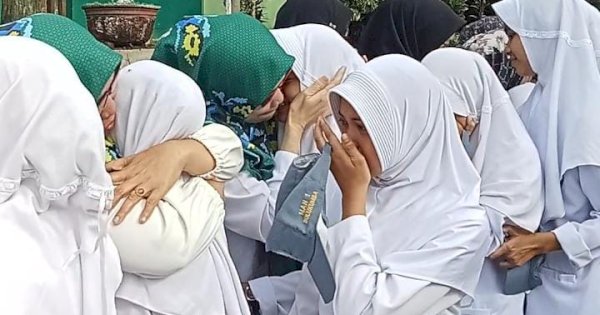 Tangis Haru Warnai Last Ceremony MAN 1 Bulukumba
