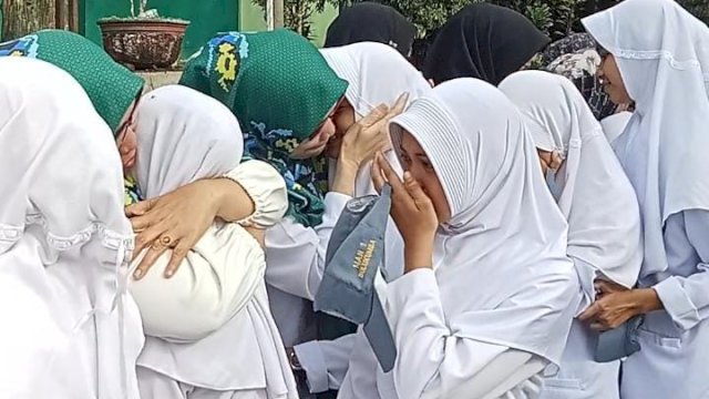 Siswa MAN 1 Bulukumba bersalaman dengan guru dalam suasana haru saat Last Ceremony, menandai perpisahan siswa kelas XII ||Ist 