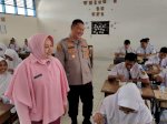 Kapolres dan Bhayangkari Bagikan Makan Gratis di SMAN 1 Sinjai