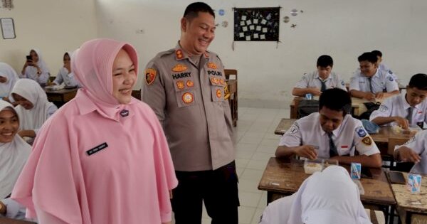 Kapolres dan Bhayangkari Bagikan Makan Gratis di SMAN 1 Sinjai