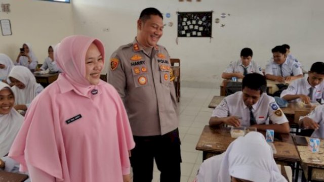 Kapolres Sinjai, AKBP Harry Azhar, bersama Ketua Bhayangkari Sinjai membagikan makan siang gratis kepada siswa-siswi SMA Negeri 1 Sinjai di ruang kelas ||ist