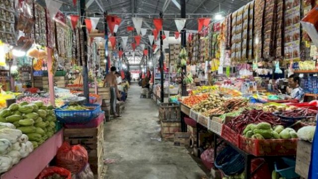 Pedagang di Pasar Kota Masamba, Luwu Utara, tengah menata dagangan mereka. Harga cabai rawit dan bawang putih melonjak drastis menjelang bulan suci Ramadhan. ||hamsul_hn