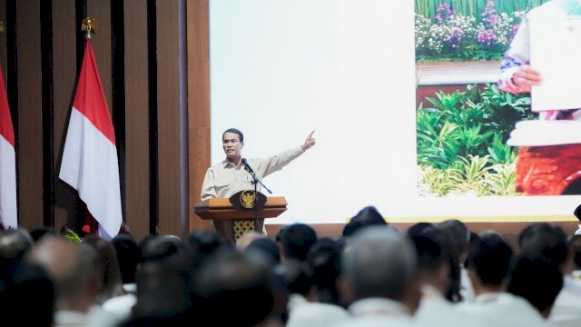 Mentan Andi Amran Sulaiman saat memberikan materi di Retreat Magelang pada Selasa, (25/2/2025), Foto: Humas Puspen Kemendagri.