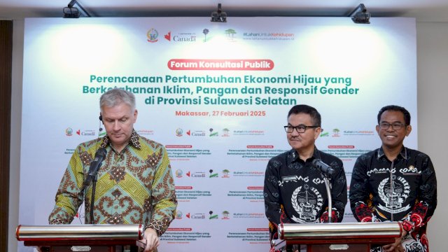 Sekretaris Provinsi (Sekprov) Sulawesi Selatan, Jufri Rahman (Pakai Kacamata). 