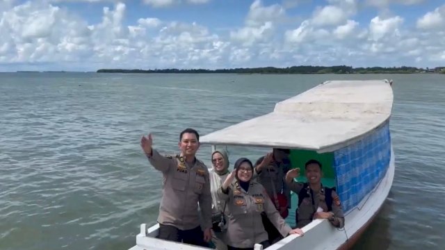 Suasana saat Iptu drg. Fuad Aslim menuju Pulau di Kabupaten Pangkep untuk pemeriksaan kesehatan gratis bagi warga pesisir, Dok Iptu drg. Fuad Aslim.