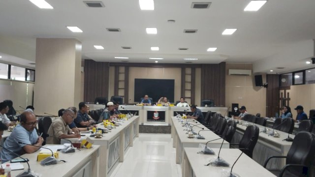 Komisi C DPRD Makassar menggelar rapat dengar pendapat (RDP) untuk merespons permohonan pemilik Kafe Startup Day, Foto: HN/Sinta.