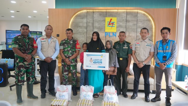 PT PLN (Persero) bersama dengan Yayasan Baitul Maal (YBM) PLN berbagi kebahagiaan bersama Yatim Dhuafa di Kabupaten Maros dan Kabupaten Bone, Foto: Dok PLN.