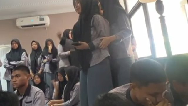 Reaksi murid SMAN 17 Makassar terekam saat mengetahui tidak bisa terdaftar dalam SNBP. Foto: ist