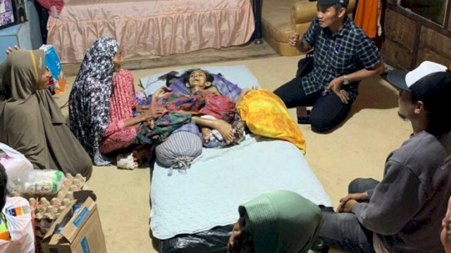 Amin Tantu saat memberikan bantuan sembako kepada keluarga Jumasari di Desa Bontosunggu. ||Ist 